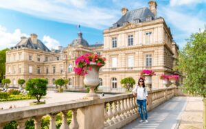 femme visite au luxembourg